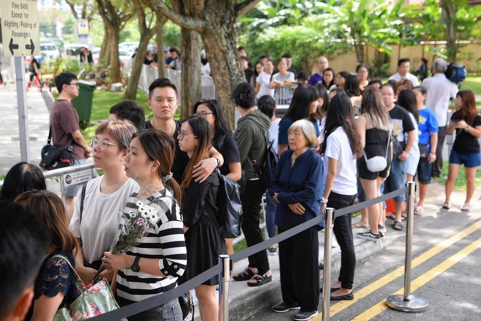 BERI PENGHORMATAN TERAKHIR: Orang ramai beratur semalam di 82A MacPherson Lane untuk memberi penghormatan terakhir pkepada mendiang pelakon Aloysius Pang. - Foto BM oleh MARK CHEONG