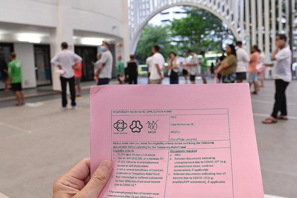 MENANTI KELEGAAN: Pemohon menunggu giliran untuk membuat permohonan bagi mendapatkan Dana Bantuan Kewangan Sementara (TRF) di Kelab Masyarakat Nee Soon East kelmarin pada hari pertama permohonan bagi warga Singapura dan penduduk tetap meraih manfaat skim itu dibuka. - Foto BH oleh DESMOND WEE