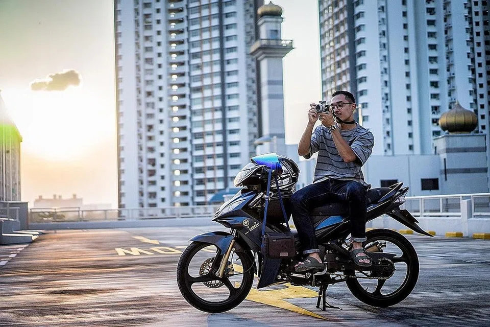 MENGIMBANG DUA KERJA: Encik Muhammad Hasif Faiz Hassan bekerja di GrabFood sambil kerja sepenuh masa. Dengan wang yang diraih sebagai penghantar makanan, beliau kini mula menceburi bidang fotografi. - Foto-Foto BH oleh NUR DIYANA TAHA