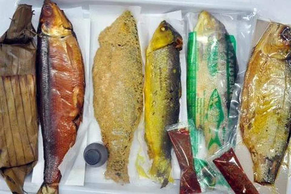 PELBAGAI PERISA: Ikan bandeng ini disediakan dalam pelbagai perisa termasuk (dari kiri) bandeng pepe, bandeng yang diasap, bandeng digoreng telur, bandeng otah, bandeng duri lunak dan bandeng yang divakum. - Foto-foto FARID MOHD NOOR