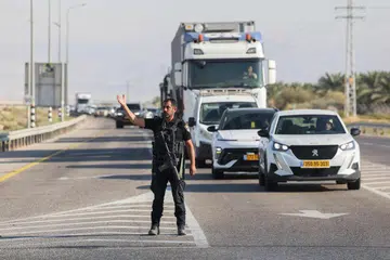 Kereta berbaris panjang apabila polis Israel menutup jalan menuju ke Jambatan Allenby, pintu sempadan utama antara Tebing Barat yang diduduki Israel dan Jordan, susulan serangan tembakan pada 18 September 2025. Perkhidmatan kecemasan Israel berkata penyerang yang dilaporkan bersenjata pistol dan pisau itu membunuh dua lelaki.