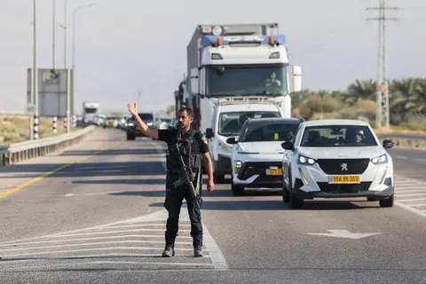 Kereta berbaris panjang apabila polis Israel menutup jalan menuju ke Jambatan Allenby, pintu sempadan utama antara Tebing Barat yang diduduki Israel dan Jordan, susulan serangan tembakan pada 18 September 2025. Perkhidmatan kecemasan Israel berkata penyerang yang dilaporkan bersenjata pistol dan pisau itu membunuh dua lelaki.