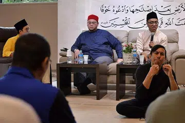 MASJID INKLUSIF: Masjid Al-Islah mahu menjadi masjid mesra golongan yang menghadapi masalah pendengaran dengan menganjurkan kelas dan syarahan agama yang disertakan penterjemah bahasa isyarat seperti yang ditunjukkan ahli bahasa isyarat ini (depan). Bulan lalu, ia menganjurkan forum Digital Dunyaa yang disertai sekitar 200 peserta termasuk 30 orang bermasalah pendengaran. - Foto MASJID AL-ISLAH 