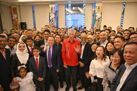 LAWATAN KE SAUDI: Encik Lee Hsien Loong bersama Encik Masagos Zulkifli Masagos Mohamad bergambar bersama warga Singapura yang menetap di Riyadh semasa satu majlis jamuan malam yang diadakan di Kedutaan Singapura di Riyadh, Arab Saudi pada Khamis.