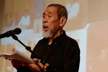 MASIH KUAT BERPUISI: Pada usia 84 tahun, sasterawan mapan, Haji Suratman Markasan, membaca puisinya sejam pada petang Sabtu 21 Mac lalu di auditorium Perpustakaan Woodlands, dengan empat tema - bangsa dan bahasa Melayu, pencarian diri, pengakuan dan siasah. - Foto-foto TUKIMAN WARJI