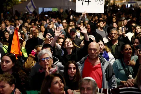 Orang ramai berhimpun di Tel Aviv pada 19 Januari bagi menyaksikan menerusi skrin gergasi pembebasan pertama tiga tebusan wanita Israel  yang ditahan Hamas di Gaza sejak perang meletus pada 7 Oktober 2023.