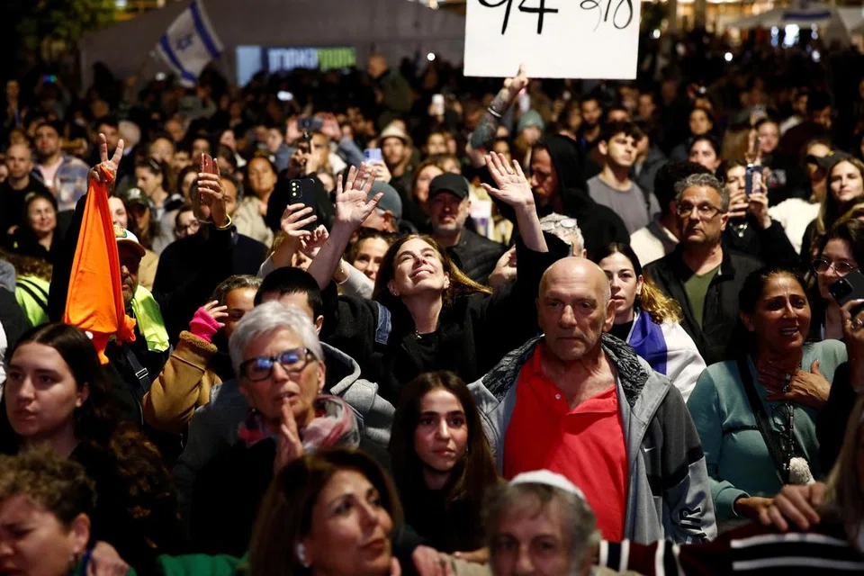 Orang ramai berhimpun di Tel Aviv pada 19 Januari bagi menyaksikan menerusi skrin gergasi pembebasan pertama tiga tebusan wanita Israel  yang ditahan Hamas di Gaza sejak perang meletus pada 7 Oktober 2023.