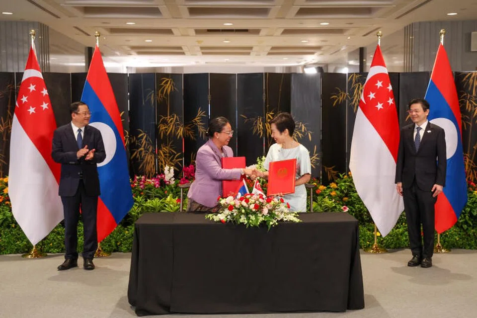 Menteri Sumber Semula Jadi dan Persekitaran Laos, Cik Bounkham Vorachit (dua dari kiri) menandatangani Memorandum Persefahaman (MOU) berkaitan kerjasama kredit karbon dengan Menteri Kemampanan dan Persekitaran, Cik Grace Fu (dua dari kanan), pada 9 Julai. Upacara itu disaksikan oleh Perdana Menteri Laos, Dr Sonexay Siphandone (kiri) dan Perdana Menteri, Encik Lawrence Wong (kanan).