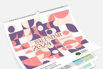 USAHA MURNI: Dua jenis kalendar Islam 2024 rekaan Madrasah Al-Ma’arif Al-Islamiah, untuk diletak di atas meja (kiri) dan digantung (kanan), dijual $12 satu. Semua hasil jualan akan disalurkan sepenuhnya kepada dana pembangunan madarasah tersebut.  