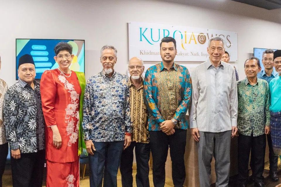Mantan Perdana Menteri, Encik Lee Hsien Loong (lapan dari kiri), menghadiri pelancaran pembukaan pejabat Kurnia@WGS di Wisma Geylang Serai pada 2019 bersama para pemimipin Melayu/Islam.