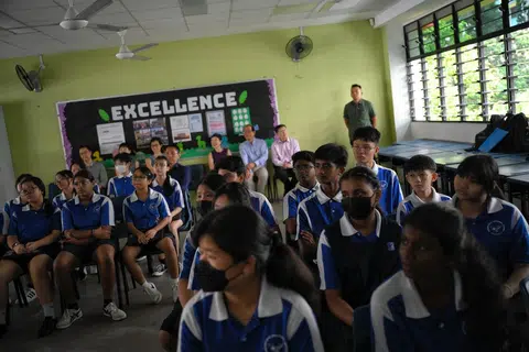 Pelajar menyertai kelas Pendidikan Perwatakan dan Kewarganegaraan (CCE) ketika bekalan elektrik terputus di Sekolah Menengah Jurong West.