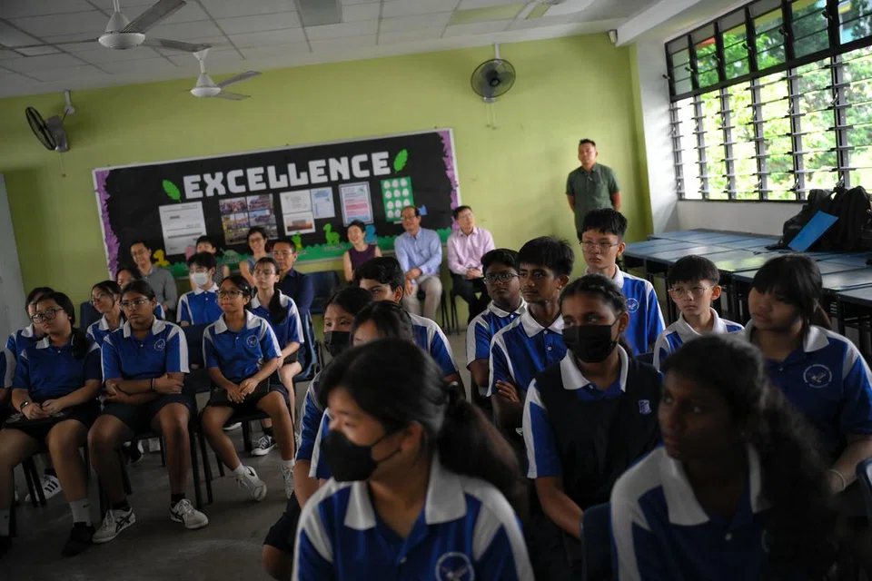 Pelajar menyertai kelas Pendidikan Perwatakan dan Kewarganegaraan (CCE) ketika bekalan elektrik terputus di Sekolah Menengah Jurong West.
