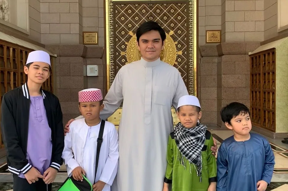 Ustaz Ahmad Al Faruqi Ahmad Dahri membawa anak-anak kecil ke umrah.