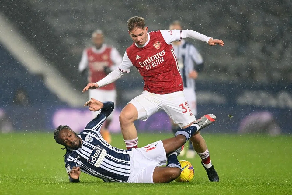  PENUH POTENSI: Emile Smith Rowe berebut bola bersama pemain West Brom Romaine Sawyers semasa perlawanan EPL awal bulan ini. Smith Rowe dianggap sebagai pemain midfield yang berupaya membuat hantaran killer ke pemain barisan depan dan menjadi playmaker Arsenal. - Foto REUTERS 