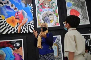 KUPAS ISU LEWAT SENI: Cik Ira Wati, salah seorang penerima Anugerah Presiden bagi Guru tahun ini, menggunakan subjek seni untuk mengupas isu meluas bersama pelajarnya. - Foto BH oleh NG SOR LUAN