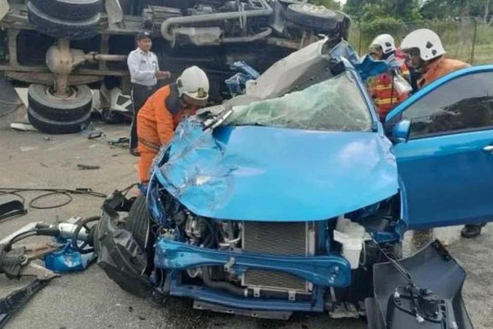 RAGUT NYAWA: Keadaan kereta Perodua Bezza yang terbabit kemalangan remuk teruk menyebabkan Cik Nadzifah Abu Seman, 28 tahun dan ibunya, Cik Romadiah Ismail, 65 tahun, maut dalam kemalangan jalan raya di Jalan Kolon, Pokok Sena, Alor Setar, Kedah, pada 3 Disember. 
