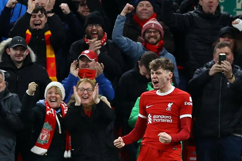 Bakat muda Conor Bradley meraikan gol keduanya bersama penyokong Liverpool. Pasukan itu menewaskan Chelsea 4-1 untuk mengekalkan kedudukan teratas mereka di tangga EPL.