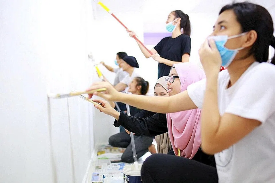 GANDING BAHU SINGSING LENGAN: Lebih 240 belia berganding bahu menyingsing lengan membersihkan dan mengecat rumah 14 keluarga kurang mampu tinggal di flat sewa satu dan dua bilik di Boon Lay hujung minggu lalu. Projek Yusra itu, anjuran Persatuan Mahasiswa Islam Universiti Teknologi Nanyang (NTUMS), melibatkan juga pelajar universiti lain, politeknik, Yayasan Mendaki dan anggota Perkhidmatan Negara (NS). - Foto DXPERIMENTS