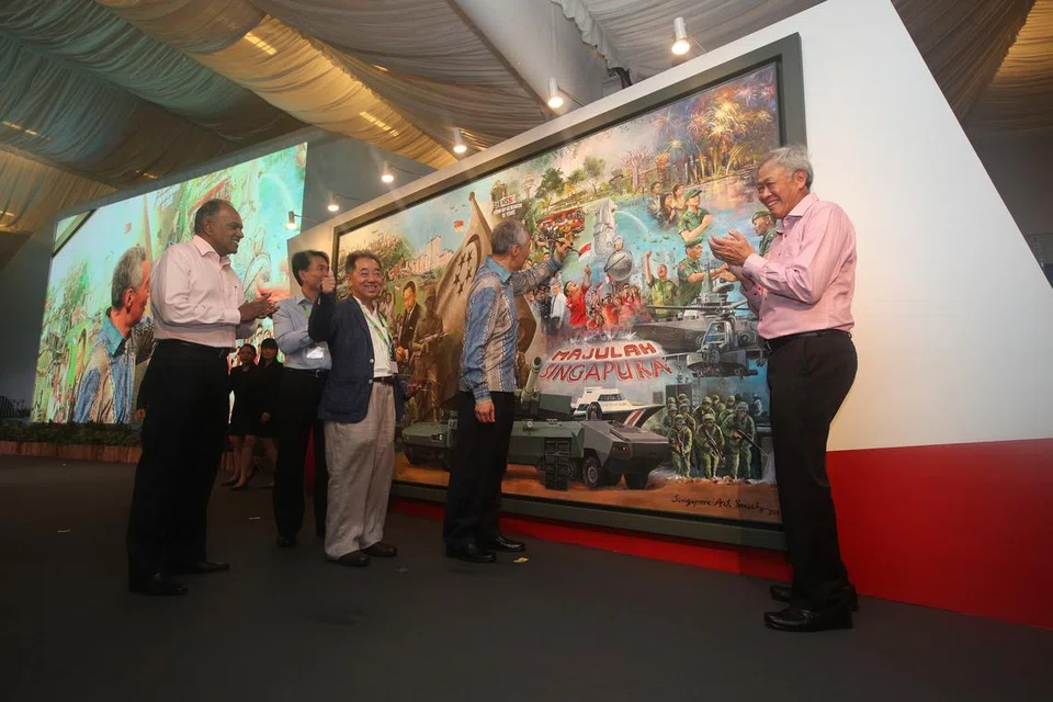 Menteri Kanan, Encik Lee Hsien Loong (tengah), telah mengenali dan bekerja rapat dengan Menteri Pertahanan, Dr Ng Eng Hen (kanan), sejak beliau mula menyertai politik pada 2001. 
