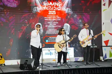 Persembahan Encik Fuad Abdul Rahman (kanan) bersama dua anaknya, Cik Noor El Iman (tengah) dan Encik Mohamed Faheem, berjaya raih kedudukan pertama semasa pertandingan ‘Jamming With Dad’ pada 7 September di Kelab Masyarakat Keat Hong. 