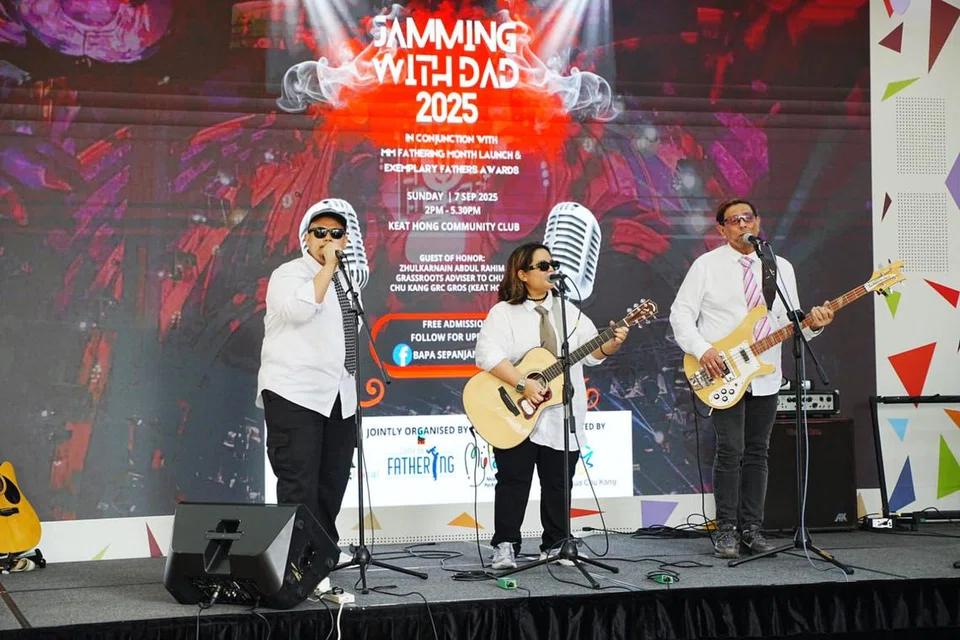 Persembahan Encik Fuad Abdul Rahman (kanan) bersama dua anaknya, Cik Noor El Iman (tengah) dan Encik Mohamed Faheem, berjaya raih kedudukan pertama semasa pertandingan ‘Jamming With Dad’ pada 7 September di Kelab Masyarakat Keat Hong. 
