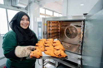 Cik Hazreen Mahmood Hussain membina jenama sendiri, Hazreens, dalam seni membuat karipap, usaha yang berakar dalam kedai bakeri warisan keluarganya.