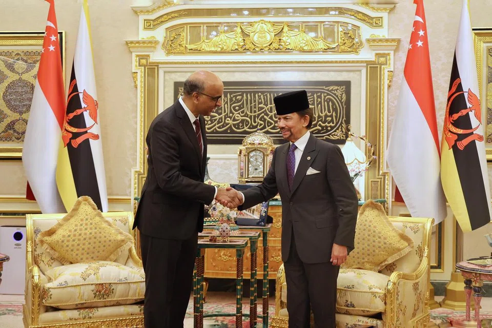 Semasa pertemuan dua hala di Istana Nurul Iman, Presiden Tharman Shanmugaratnam (kiri) dan Sultan Brunei, Sultan Hassanal Bolkiah (kanan), menggalakkan kededua negara  mempercepatkan usaha meneroka projek inovatif ekonomi hijau dan tenaga boleh diperbaharui.