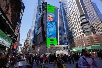 PAPAN IKLAN GERGASI: Gambar Siti Nurhaliza di papan iklan di Times Square, New York, ini adalah sebahagian promosi bagi kempen Equal, yang dikendalikan oleh wadah penstriman muzik digital Spotify, yang bertujuan menyokong usaha menaikkan taraf wanita supaya lebih saksama dengan lelaki. - Foto INSTAGRAM SITI NURHALIZA