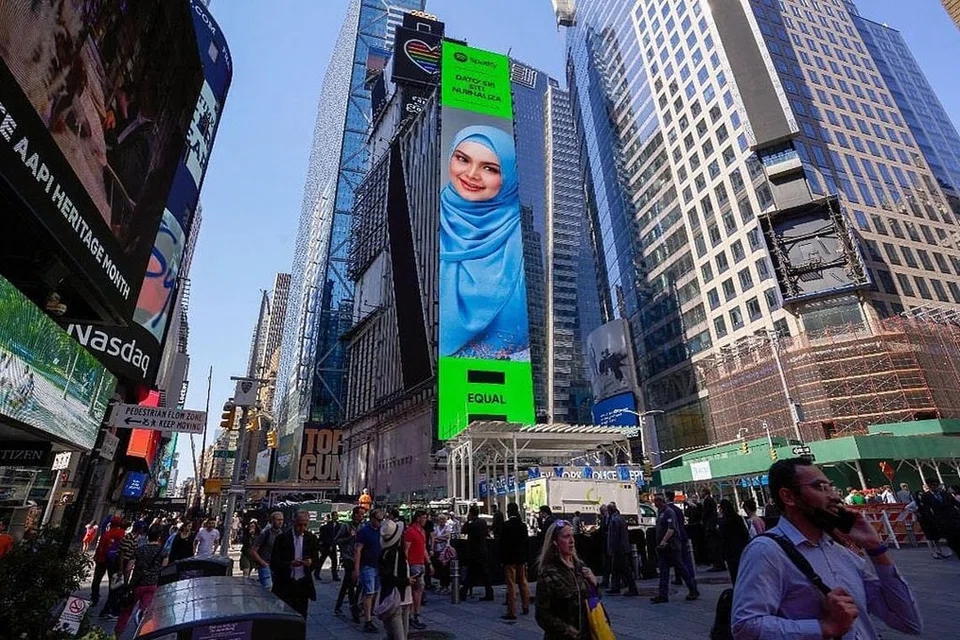 PAPAN IKLAN GERGASI: Gambar Siti Nurhaliza di papan iklan di Times Square, New York, ini adalah sebahagian promosi bagi kempen Equal, yang dikendalikan oleh wadah penstriman muzik digital Spotify, yang bertujuan menyokong usaha menaikkan taraf wanita supaya lebih saksama dengan lelaki. - Foto INSTAGRAM SITI NURHALIZA