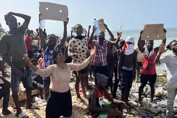 MALANG MENIMPA: Para pendatang asing dari  Afrika, terkandas di pantai di sempadan Libya-Tunisia di Ras Jedir, Libya.