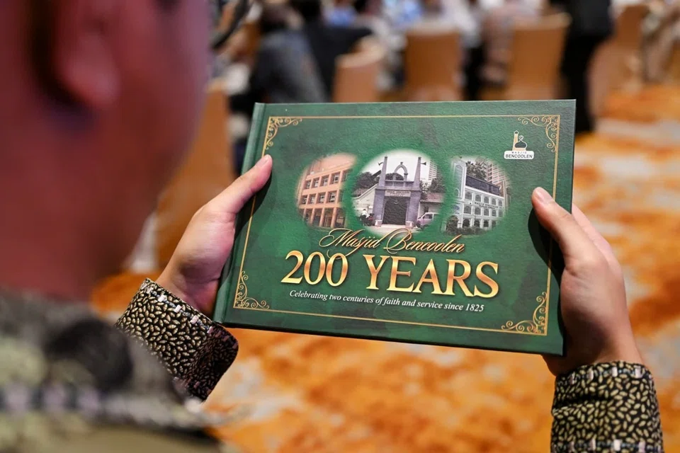 Buku bertajuk ‘Masjid Bencoolen 200 Tahun – Meraikan Dua Abad Keimanan dan Khidmat sejak 1825’ dilancarkan di Majlis Sambutan Ulang Tahun ke-200 Masjid Bencoolen yang diadakan di Orchard Hotel pada 18 Oktober.