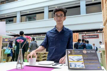 DULANG KHAS WARGA EMAS: Encik Shafi'e ingin membantu orang tua menerusi dulang berlekuk khas ciptaannya. Dulang itu mampu mengelakkan makanan daripada tertumpah dan perkakas tidak bergerak. - Foto IKEA SINGAPORE 