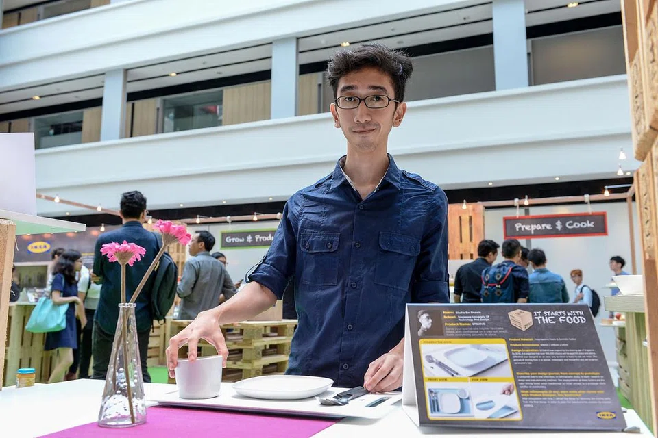 DULANG KHAS WARGA EMAS: Encik Shafi'e ingin membantu orang tua menerusi dulang berlekuk khas ciptaannya. Dulang itu mampu mengelakkan makanan daripada tertumpah dan perkakas tidak bergerak. - Foto IKEA SINGAPORE 