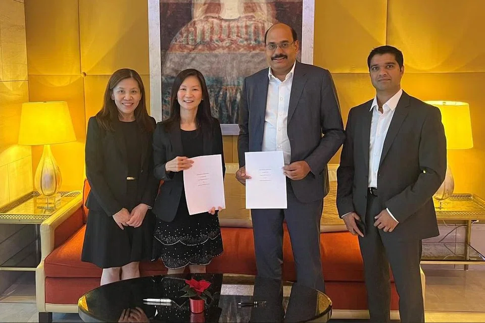 MEMORANDUM PERSEFAHAMAN: Keppel dan AM Green menandatangani satu Memorandum Persefahaman (MOU) yang antara lain bertujuan membangun bahan api mampan pada persidangan iklim COP28 di Dubai. (Dari kiri) Pengarah Urusan bagi kuasa dan tenaga boleh diperbaharui, Divisyen Prasarana Keppel, Cik Janice Bong; Ketua Pegawai Eksekutif (CEO) Divisyen Prasarana Keppel, Cik Cindy Lim; Presiden AM Green, Encik Mahesh Kolli; dan Ketua Pembangunan Perniagaan AM Green, Encik Prasad Joshi. 