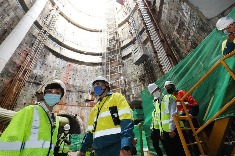 LAKUKAN LAWATAN: Menteri Kemampanan dan Sekitaran, Cik Grace Fu (kiri), melakukan lawatan ke Fasa Kedua Sistem Pembetungan Terowong Dalam (DTSS) semalam. - Foto ZAOBAO