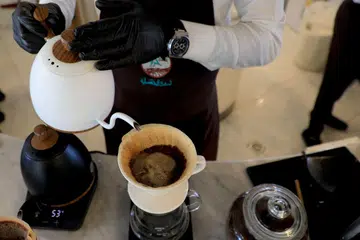 PAKAR: Seorang pekerja sedang menyiapkan secangkir kopi dengan penuh telitil (Gambar hiasan)