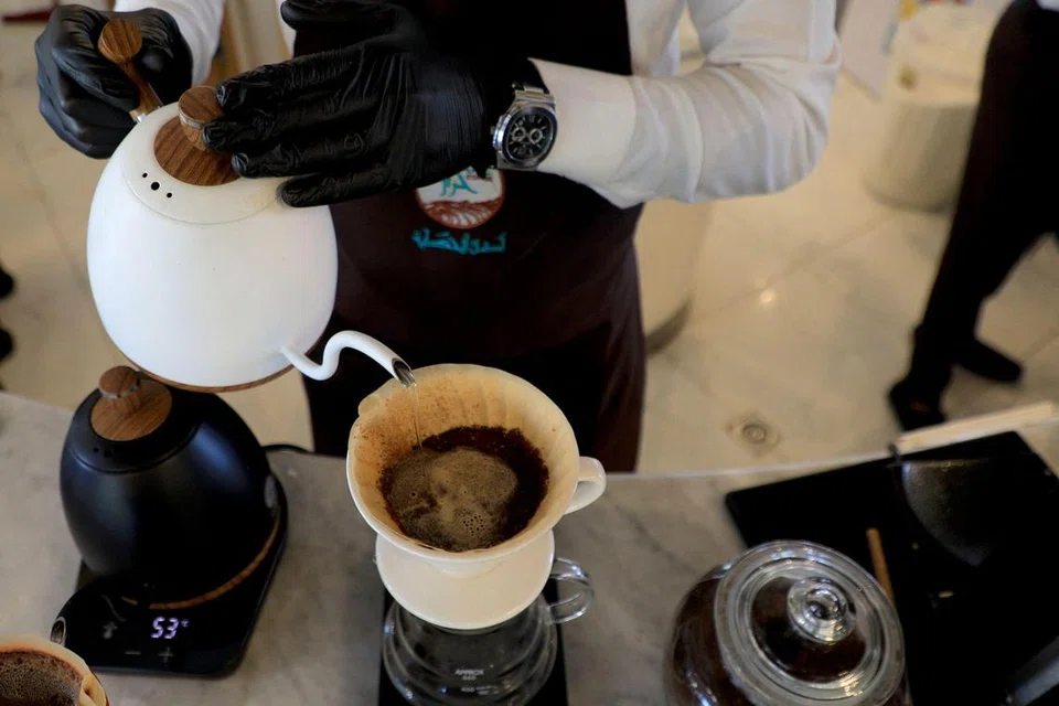 PAKAR: Seorang pekerja sedang menyiapkan secangkir kopi dengan penuh telitil (Gambar hiasan)
