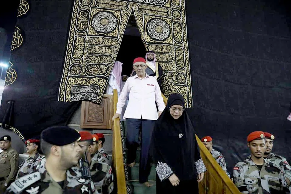 PENGHORMATAN TINGGI: Presiden Halimah telah diundang tinjau ruang dalam Kaabah semasa beliau mengunjungi Arab Saudi. 