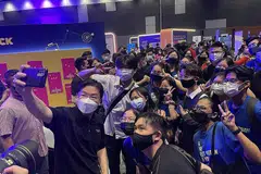NTUC SIAP SEDIAKAN BELIA HARUNGI MASA DEPAN: Timbalan Perdana Menteri merangkap Menteri Kewangan, Encik Lawrence Wong, bergambar bersama golongan belia sempena pelancaran pasukan bertindak NTUC semalam. - Foto BM oleh RUBIAH MOHD