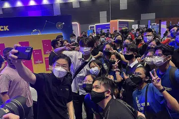 NTUC SIAP SEDIAKAN BELIA HARUNGI MASA DEPAN: Timbalan Perdana Menteri merangkap Menteri Kewangan, Encik Lawrence Wong, bergambar bersama golongan belia sempena pelancaran pasukan bertindak NTUC semalam. - Foto BM oleh RUBIAH MOHD