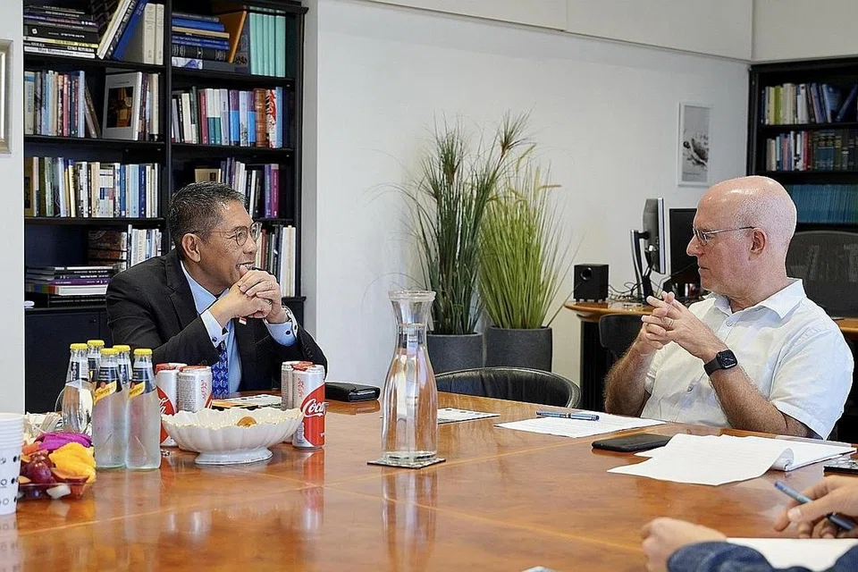 LUASKAN KERJASAMA: Dr Mohamad Maliki Osman (kiri) bersama Presiden Universiti Tel Aviv Encik Ariel Porat ketika lawatannya ke Israel pada 19 Oktober 2022. - Foto MFA