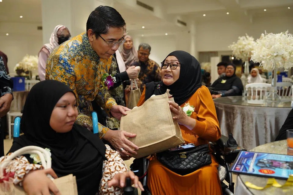 Menteri di Pejabat Perdana Menteri merangkap Menteri Kedua (Pendidikan dan Ehwal Luar), Dr Mohamad Maliki Osman (tengah) bersama penerima bantuan Tabung Amal Aidilfitri (TAA), Cik Nuralysya Abdul Hamid (kiri) yang menghidap sindrom ‘femoral facial’ dan ibunya, Cik Siti Mazurah (kanan).