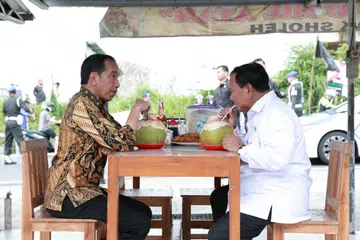 Presiden Joko ‘Jokowi’ Widodo makan bakso (sup bebola daging) bersama Menteri Pertahanan, Encik Prabowo, yang juga calon presiden dalam pilihan raya Februari ini, selepas pelancaran sebuah kemudahan baru Akademi Tentera di bandar Magelang, Jawa Tengah, pada 29 Januari. 