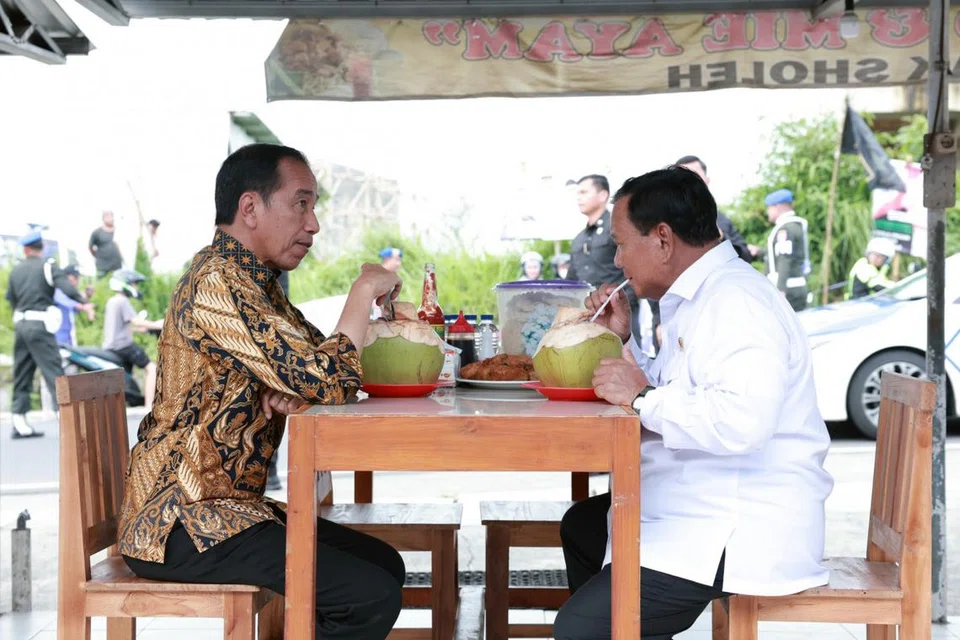 Presiden Joko ‘Jokowi’ Widodo makan bakso (sup bebola daging) bersama Menteri Pertahanan, Encik Prabowo, yang juga calon presiden dalam pilihan raya Februari ini, selepas pelancaran sebuah kemudahan baru Akademi Tentera di bandar Magelang, Jawa Tengah, pada 29 Januari. 