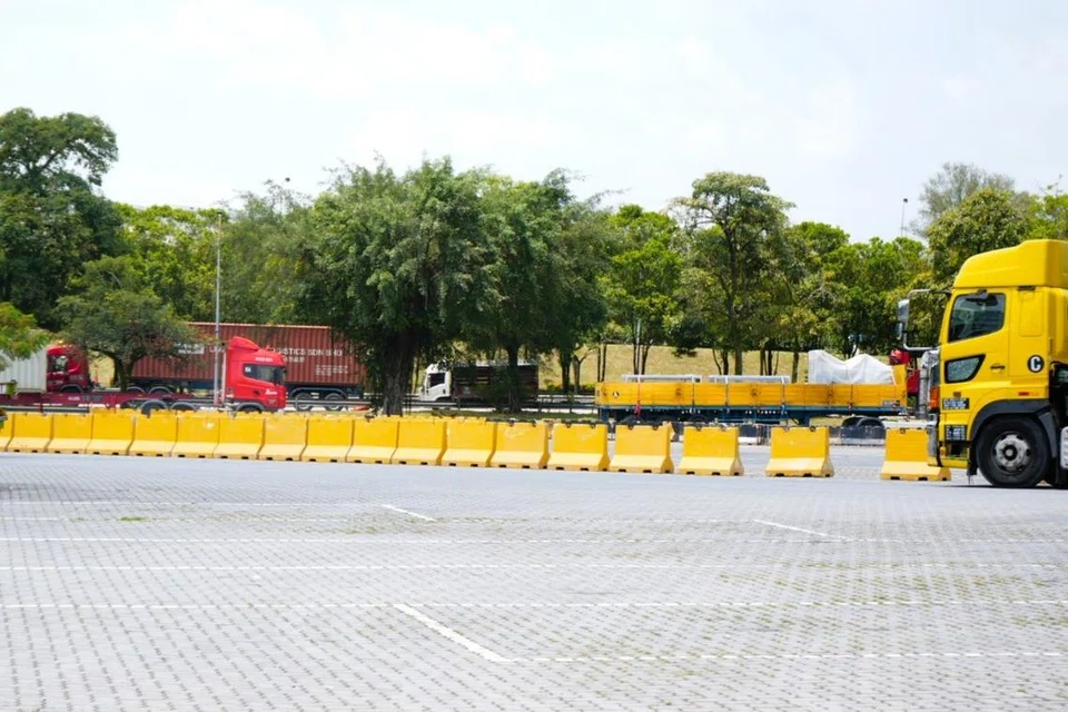 Antara pengadang konkrit yang dipasang bagi melancarkan perjalanan kenderaan berat seperti lori.