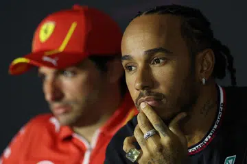 Pemandu Mercedes AMG Petronas, Lewis Hamilton (kanan), bersama pemandu Scuderia Ferrari, Carlos Sainz, dalam satu sidang media menjelang Grand Prix Bahrain.