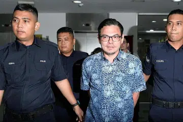 Penyanyi nasyid dan penggubah lagu Malaysia, Yasin Sulaiman (tengah), digari dan dibawa polis ke Penjara Kajang, Selangor, usai prosiding di Mahkamah Tinggi Shah Alam, Selangor, yang menjatuhkan hukuman penjara seumur hidup dan 16 sebatan terhadapnya selepas didapati bersalah atas tiga tuduhan kes dadah.