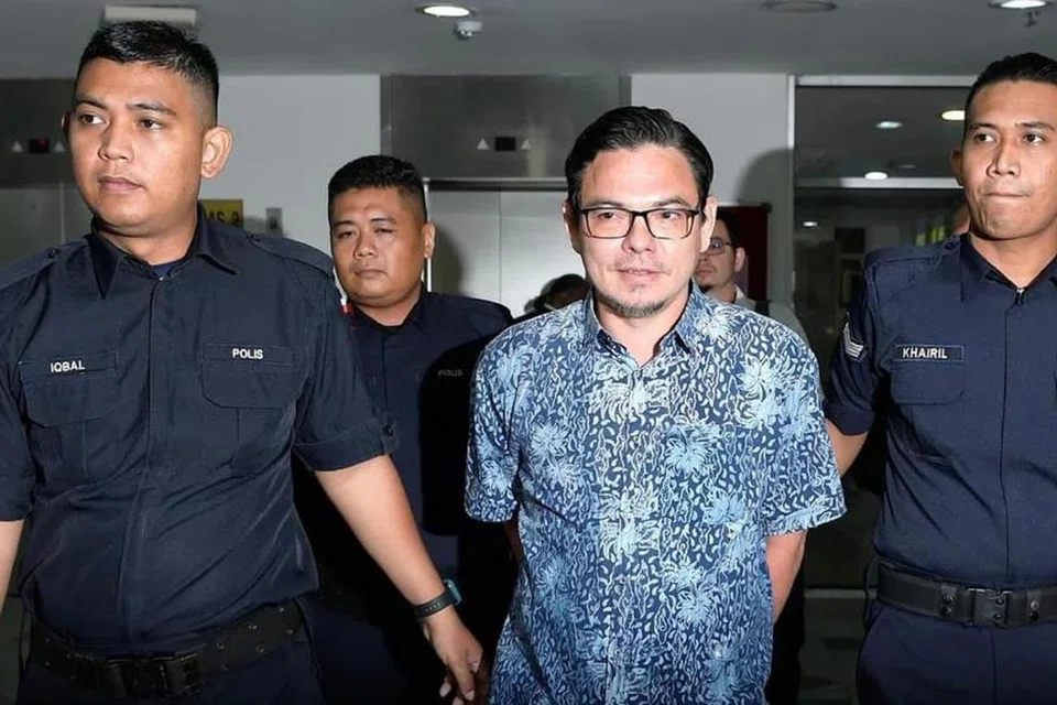 Penyanyi nasyid dan penggubah lagu Malaysia, Yasin Sulaiman (tengah), digari dan dibawa polis ke Penjara Kajang, Selangor, usai prosiding di Mahkamah Tinggi Shah Alam, Selangor, yang menjatuhkan hukuman penjara seumur hidup dan 16 sebatan terhadapnya selepas didapati bersalah atas tiga tuduhan kes dadah.