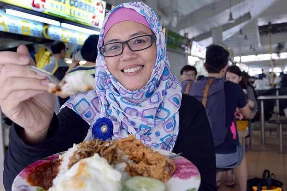 NASI LEMAK PANAS: Cita rasa pelanggan Cik Mizrea berbeza-beza, namun ramai sukakan setiap bahan yang sentiasa dihidangkan panas.