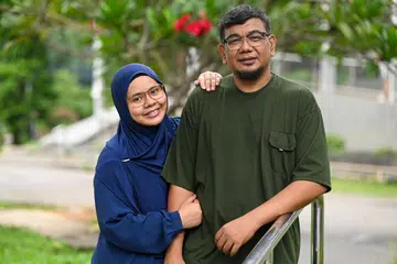 Cik Nor Fazeera Abdullah dan Encik Dani Dawood merupakan pasangan suami isteri di sebalik saluran YouTube, Small City Island. Mereka kini kembali dengan siri ulasan makanan di pusat penjaja pada Oktober 2024.